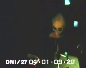 Un videoclip ultrasecret şi şocant ne arată interogarea unui extraterestru gri într-o cameră din celebra "Zonă 51"!  Dacă nu e un fals, e absolut uluitor!
