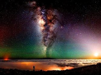 Nu rataţi această fotografie care îţi taie răsuflarea şi în care pot fi observaţi un vulcan activ, galaxia Calea Lactee şi Luna! 