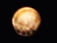 NASA a descoperit pe planeta pitică Pluto mai multe pete misterioase! Pluto e doar planetă sau navă spaţială extraterestră!?