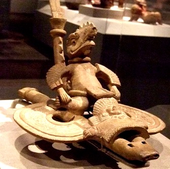 Nişte artefacte incredibile din Mexic îi prezintă pe "oamenii-şopârlă" la bordul unor farfurii zburătoare! O fi fost extratereştri-reptilieni!?