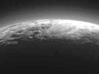 De necrezut! De pe Pluto, o planetă extrem de îndepărtată, avem o imagine extraordinară, în care se pot observa straturi de ceaţă şi nori!