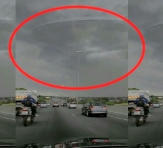Un OZN gigantic şi înfricoşător a apărut din nori în Africa de Sud! El a devenit viral pe Facebook!