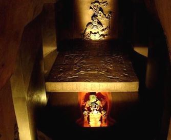 S-a descifrat inscripţia enigmatică de pe mormântul regelui mayaş Pacal, aflat în piramida de la Palenque! Se bănuie că acest rege a fost un "astronaut antic" sau chiar un extraterestru!