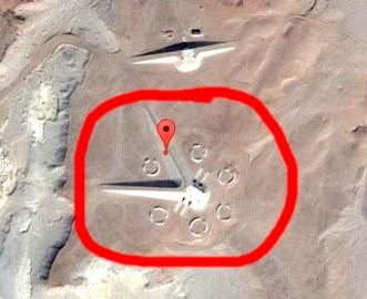 Google Earth ne dezvăluie o structură geometrică misterioasă în Egipt, în plin deşert! Ar putea fi o bază militară care să ascundă chiar şi porţi stelare, adică tehnologii antice interzise!