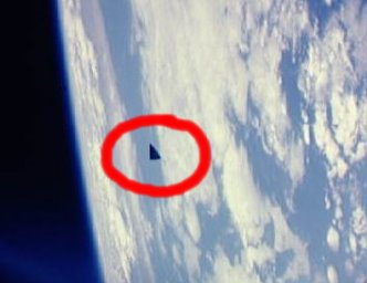 Un astronaut NASA a fotografiat din spaţiul cosmic un triunghi negru care zbura deasupra Pământului! E misteriosul satelit Black Knight, nava spaţială secretă TR-3B sau altceva?