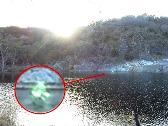 O ciudată formă verde a fost surprinsă de aparatul foto pe un lac din Texas, plimbându-se deasupra apelor! Ce naiba e... !?