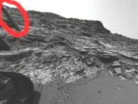 NASA a fost prinsă cu mâţa în sac!? Nimeni nu poate să explice poza cu trepiedul aflat lângă robotul Curiosity, care ar trebui să se afle pe Marte! Sau robotul fotografiază de pe o insulă pustie de pe Pământ?