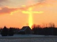 O gigantică "cruce de foc" a fost fotografiată la răsăritul Soarelui în America! Desigur, scepticii vor spune întotdeauna "pareidolie"...