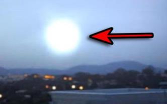 Un glob luminos misterios apare noaptea în Australia, pe cerul oraşului Canberra! OZN, experiment de călătorie în timp sau fulger globular?
