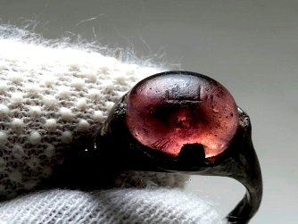 Misterul inelului cu inscripţie arabă, găsit într-un mormânt viking! Arheologii nu-i cunosc semnificaţia exactă!