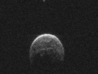 Un OZN masiv, cu mai mulţi cilindri metalici, orbitează un asteroid, ce trece la 1 milion de kilometri de Pământ! NASA susţine că e doar un "satelit natural"...