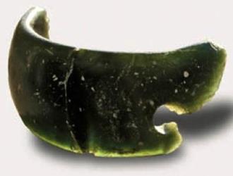 Într-o peşteră din Siberia s-a descoperit o brăţară verde, veche de 40.000 de ani, creată de "fiinţe non-umane"!