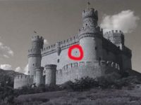 Priviţi cu maximă atenţie punctul negru din fotografia unui castel şi veţi percepe o schimbare dramatică şi incredibilă! Merită să testaţi...