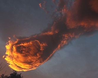 O formaţiune bizară de nori a apărut deasupra Portugaliei! Oamenii i-au spus "mâna lui Dumnezeu"!