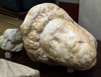 O statuie necunoscută a împăratului Traian a fost descoperită în Bulgaria de zeci de ani, dar a fost ascunsă publicului!