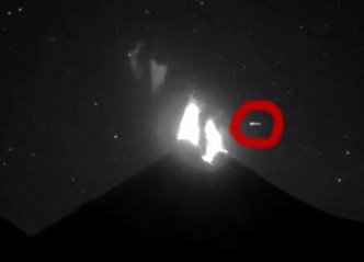 Ce OZN "misterios" trece cu viteză pe lângă un vulcan din Mexic, exact în momentul erupţiei! Vulcanii sunt folosiţi ca "porţi stelare" de către OZN-urile extraterestre?