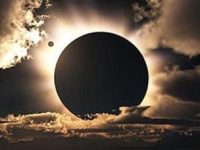 O imagine "incredibilă" ar fi fost surprinsă ieri în timpul eclipsei totale de Soare: Luna se pare că are propria "lună"! Totuşi, adevărul este altul...