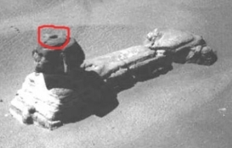 O imagine rară a Marelui Sfinx arată prezenţa unei găuri misterioase deasupra capului Sfinxului! Guvernul egiptean şi arheologii americani vor să ascundă lumii adevărul despre adevărata comoară situată sub Sfinx!