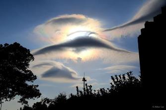 Un amator a fotografiat doi nori bizari incredibili, care s-au interpus în faţa Soarelui! Experiment secret sau o simplă coincidenţă a naturii?