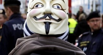 Imagini şocante! Un bărbat din Arizona (SUA) a fost arestat de poliţişti doar pentru că purta o mască "Anonymous", simbolul dreptăţii! Martorii incidentului s-au revoltat: "Noi, cetăţenii americani, ne-am săturat de toate acestea!"
