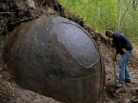 O imensă sferă misterioasă a fost descoperită într-o pădure din Bosnia! Un arheolog susţine că aceasta este dovada prezenţei unei civilizaţii necunoscute!