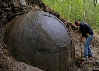 O imensă sferă misterioasă a fost descoperită într-o pădure din Bosnia! Un arheolog susţine că aceasta este dovada prezenţei unei civilizaţii necunoscute!