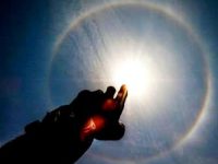 Un halou bizar a fost observat în jurul Soarelui, ziua în amiaza mare, în India! E ca un cerc colorat, asemenea curcubeului, care înconjoară Soarele!