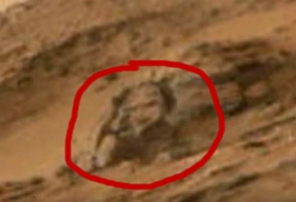 Gardianul timpului: pe Marte a fost fotografiat un artefact ciudat - un om care îşi sprijină braţul de tâmplă şi care poartă un ceas la încheietura mâinii! Prea multă imaginaţie?