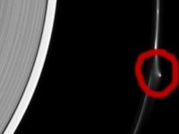 NASA a fotografiat o dronă extraterestră care părăseşte planeta Saturn! Un om de ştiinţă american spune că o navă spaţială gigantică, de 40.000 de km lungime, se află lângă Saturn!