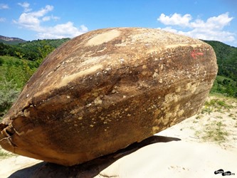 Priviţi această piatră: are forma unei farfurii zburătoare! Ea face parte din "Babele de la Ulmet", o formaţiune misterioasă de pietre ce se găsesc în enigmaticii Munţi ai Buzăului!