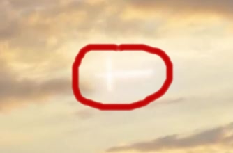 A fost filmată o cruce luminoasă misterioasă, care se deplasa pe cer! E vorba de fiinţe interdimensionale sau NASA îşi bate joc de noi cu proiectul "Blue Beam"?