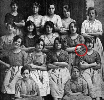 Detaliul teribil dintr-o fotografie veche de peste un secol: mâna fantomatică de pe umărul unei femei...