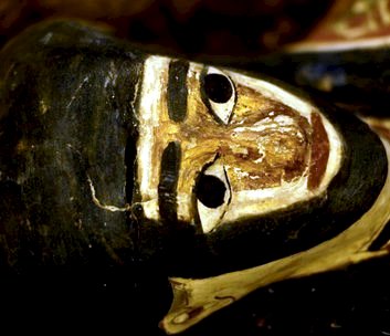 Într-o piramidă egipteană ar fi fost găsită o mumie extraterestră reptiliană, împreună cu artefacte necunoscute - descoperire ascunsă încă de guvernul din Egipt! Care-i adevărul?