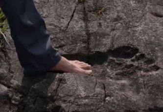 În China au fost descoperite urme ale unor picioare de giganţi care au trăit în vechime! Ei aveau cel puţin 4 metri înălţime... Dar ştiinţa şi mass-media oficială continuă să ignore aceste dovezi!