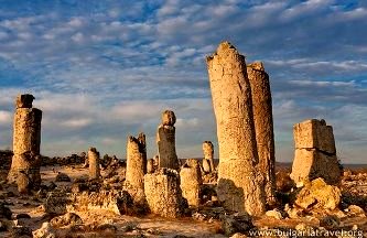 Pobiti Kamani, un loc incredibil în Bulgaria! Aici se găsesc piloni giganţi cu forme uimitoare de figuri umane, păsări și animale!
