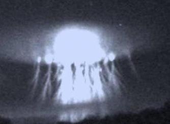 Un fulger gigantic, sub forma unei meduze sau a unei ciuperci atomice, a fost fotografiat deasupra Mării Caraibelor! N-ar fi exclus să fie o navă extraterestră colosală camuflată!