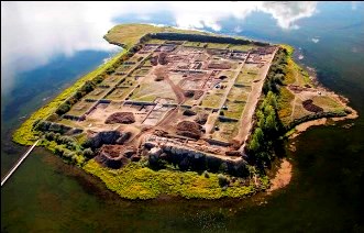 Por-Bajin, cetatea misterioasă construită în mijlocul unui lac din Siberia, departe de orice urmă de civilizaţie! Cine a făcut-o şi cu ce scop?