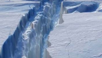 O crăpătură enormă de 110 de km a apărut în Antarctica! Se împlineşte profeţia lui Edgar Cayce care spunea în urmă cu peste 70 de ani că "Pământul se va crăpa"?