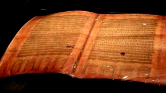 Biblia lui Wulfila sau Codex Argenteus - o carte incredibilă compusă de un preot dac acum 1700 de ani! Scrisul se aseamănă foarte mult cu cel folosit în Tăbliţele de la Sinaia!