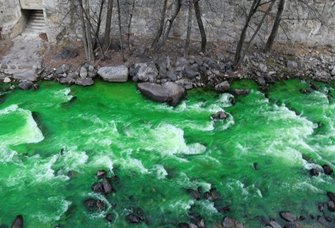 Bizar: un râu în Spania a căpătat culoarea verde