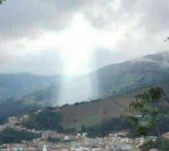O figură gigantică de lumină a apărut deasupra unui oraş din Columbia devastat de o alunecare de teren