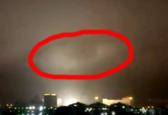 Un ochi Illuminati şocant, apărut pe cerul nopţii, a provocat panică în oraşul rusesc Chelyabinsk