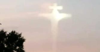 Fenomen din alte dimensiuni? Un "Iisus pe cruce" a apărut pe cer!