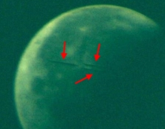 Dovada pe care o oferă NASA printr-o fotografie excepţională: 3 nave spaţiale extraterestre zboară deasupra Lunii!