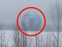 Un bărbat a filmat în Rusia o sferă "misterioasă" de lumină, în care se văd proiectate imagini holografice