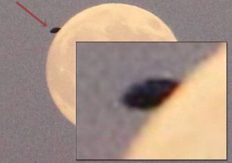 Un obiect misterios, negru şi sferic, a fost fotografiat în jurul Lunii