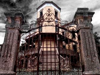 EXCLUSIV! Misteriosul palat al "regelui gunoaielor" din Portugalia, cunoscut şi sub numele de "Turnul iadului"