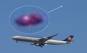 Ce incredibil arată! Un obiect misterios şi violet trece cu o viteză incredibilă pe lângă un avion de pasageri...