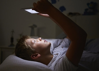 Creierul copiilor este “devastat” de lumina albastră produsă de electronicele cu “touchscreen”
