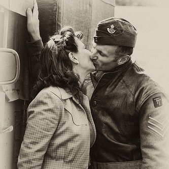 Din istoria incredibilă a sărutului: un bărbat a fost obligat să-şi sărute soţia de 3-5 ori pe zi! Şi multe altele...
